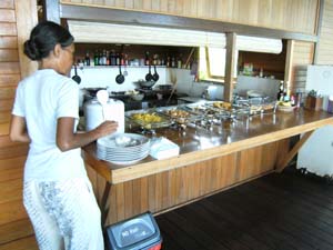 Djati fasst Essen
