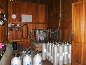 Flaschen-Fllraum mit 12 Ltr. Flaschen und Kompressor