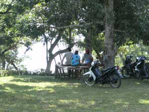 Ruheplatz mit Sicht aufs Meer und schattigem Baum