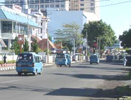 Mikrolets auf einer Hauptstrae in Manado