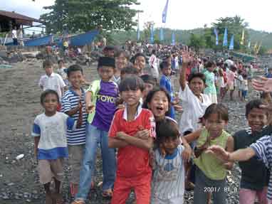 Children on the beach of Tanahwangko